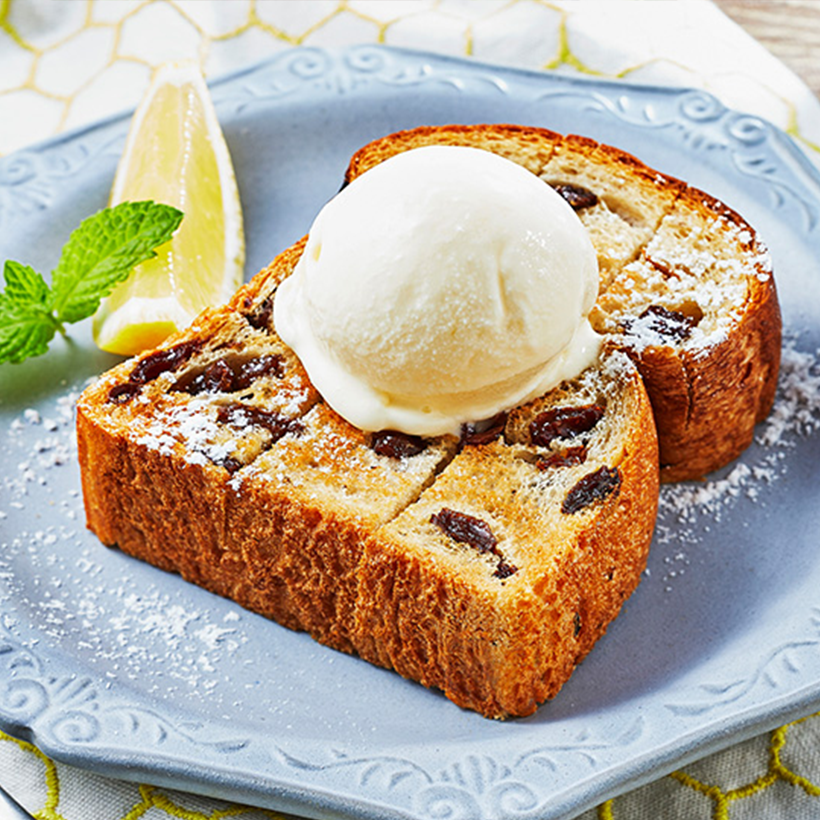 レーズンゴールドのクリームチーズアイス添え