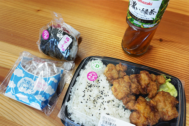 鶏もも唐揚げ弁当 ばくだんおむすび 梅ザーサイ 空飛ぶホイップドーナツ